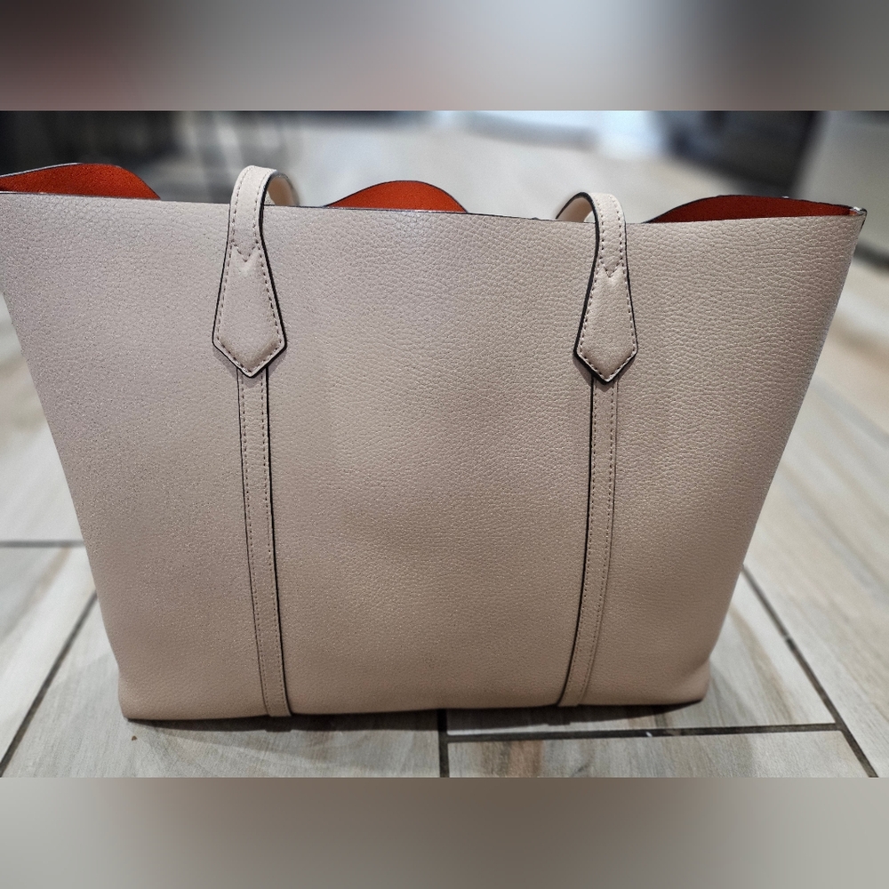 🛑SOLD🛑ory Burch Blush Pebbled Leather Large Tote Bag Gold Logo Charm Zip Top - Picture 8 of 13